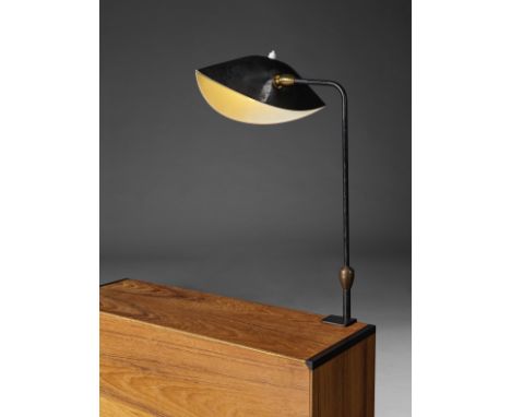 SERGE MOUILLE (1922-1988)Lampe Agrafée deux rotulesCréation en 1958Acier plié peint, tôle repoussée peinte et laitonH: 60cm.(