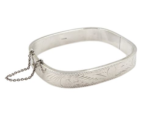 Silver hinged bangle with engraved decoration, hallmarked - Condition Report 
