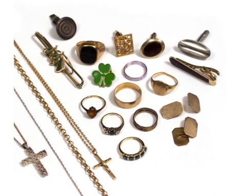 A QUANTITY OF GOLD RINGS AND CHAINS to include 9 carat gold agate set signet ring, a wedding band, a 9 carat gold crucifix, c