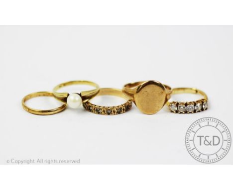 A selection of five rings, to include, a 9ct yellow gold wedding band and a signet ring stamped '9ct', an untested pearl set 