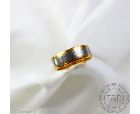 A 22ct gold and white metal band, designed as a central white metal band flanked by a yellow metal band to either side, hallm