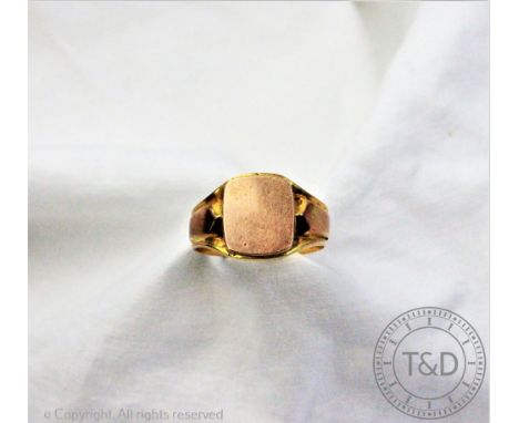 A 9ct bi-colour gold signet ring, Chester 1901, with vacant cushion shaped centre and ogee shoulders, size T, gross weight 8.