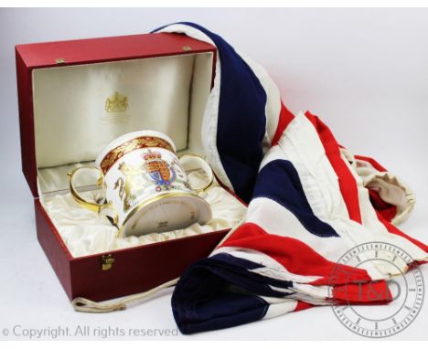 A Spode limited edition 1977 Silver Jubilee loving cup, No 417/500, 16cm high, in fitted case with certificate, with two vint