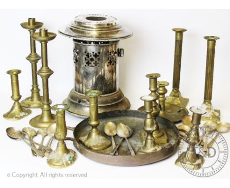 A miscellany of 19th century and later metal wares, to include a Victorian oil lamp with glass shade, an assortment of brass 