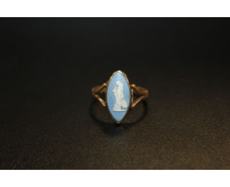 A 9CT WEDGWOOD JASPERWARE RING, RING SIZE P 1/2 APPROX WEIGHT 2.9G