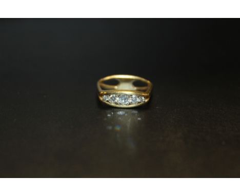 AN 18 CARAT GOLD FIVE STONE DIAMOND RING, RING SIZE K APPROX WEIGHT 3.8G