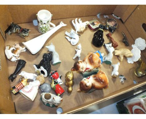 TWO TRAYS OF CERAMIC CAT FIGURES TO INCLUDE ROYAL DOULTON, BESWICK AND GOEBEL ETC 
