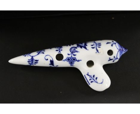 A MEISSEN ONION PATTERN OCARINA CERAMIC FLUTE / WHISTLE, L 15.5 cm Conditon Report:a glaze flaw to one side - see images