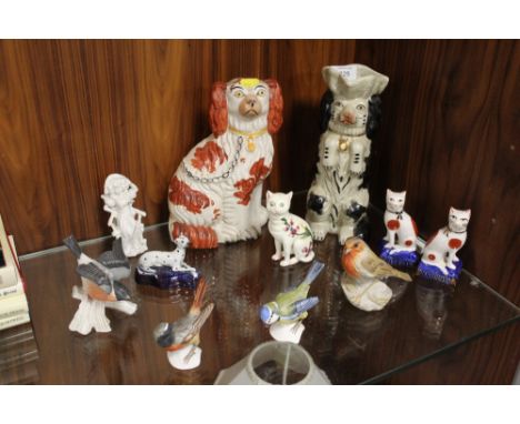 A COLLECTION OF ASSORTED CERAMIC FIGURES TO INCLUDE STAFFORDSHIRE STYLE FIGURES, GOEBEL BIRD FIGURES ETC (11)