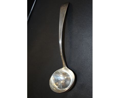 A ANTIQUE HALLMARKED OLD ENGLISH PATTERN SILVER LADLE, APPROX WEIGHT 46G, L 18.5 CM