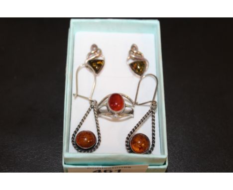 A SILVER AND AMBER STYLE RING AND TWO PAIRS OF EARRINGS APPROX WEIGHT - 11.9G 