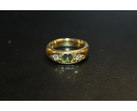 A HALLMARKED 18 CARAT GOLD GEM SET RING, SET WITH A CENTRAL GREEN STONE FLANKED BY TWO BRILLIANT CUT DIAMONDS, RING SIZE N AP