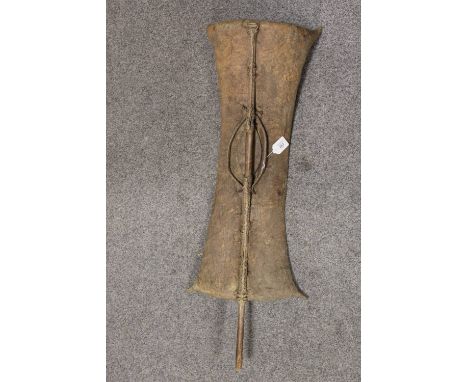 A VINTAGE AFRICAN TRIBAL HIDE AND WOODEN WAR SHIELD,  L 89 cm, average W 24 cm