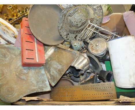 A TRAY OF ASSORTED VINTAGE METALWARE TO INCLUDE PEWTER TANKARDS, SILVER PLATED TEAPOT ETC