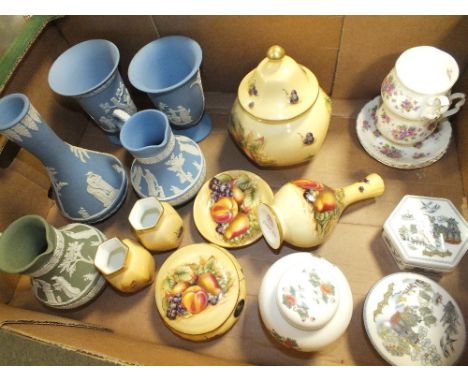 A TRAY OF AYNSLEY ORCHARD GOLD, WEDGWOOD JASPERWARE AND OTHER CERAMICS