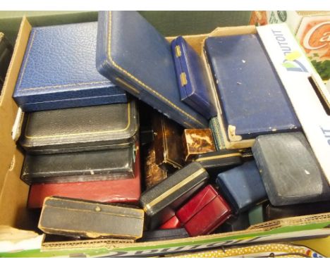 A QUANTITY OF VINTAGE JEWELLERY BOXES