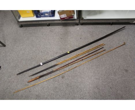 A VINTAGE PAPUA NEW GUINEA BOW WITH FOUR ARROWS, bow L 172 cm, longest arrow L 133 cm