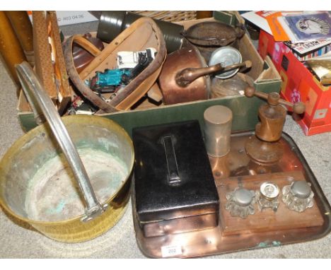 A BOX OF VINTAGE COLLECTABLES TO INCLUDE A COPPER SERVING TRAY, TWIN INKWELL DESK STAND, MODEL CARS ETC. 