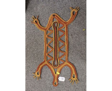A VINTAGE PAPUA NEW GUINEA SYMBOLIC HEAD EFFIGY, l 57 CM