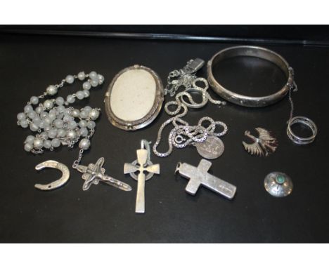 A COLLECTION OF SILVER AND WHITE METAL JEWELLERY, TO INCLUDE A BANGLE, ROSARY BEADS, BROOCH ETC 
