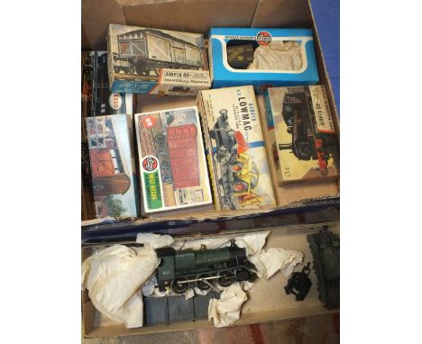 A TRAY OF AIRFIX MODEL RAILWAY COLLECTABLES TO INCLUDE LOCOMOTIVES AND CARRIAGES (UNCHECKED) 