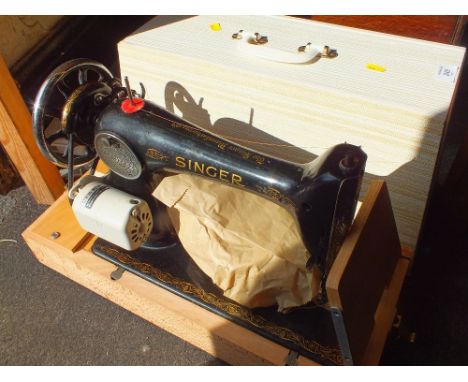 A CASED VINTAGE SINGER SEWING MACHINE 
