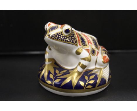 A ROYAL CROWN DERBY IMARI PATTERN PAPERWEIGHT IN THE FORM OF A FROG, with printed and painted marks and ceramic stopper effec