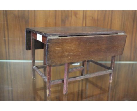 A VINTAGE MAHOGANY MINIATURE/ APPRENTICE DROP LEAF GATE LEG TABLE H-18.5CM W-28CM D - 19CM  