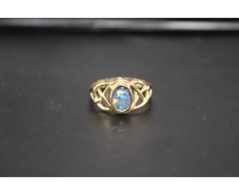 A 9CT GOLD OPAL RING, approx weight 2.7g, ring size O