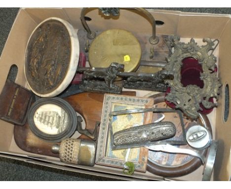A TRAY OF VINTAGE COLLECTABLES TO INCLUDE A REPRODUCTION NEOCLASSICAL PLAQUE,M MINIATURE OF THE BARK VERONICA SHIP, PICTURE F