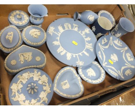 A TRAY OF WEDGWOOD JASPERWARE TO INCLUDE CABINET PLATES