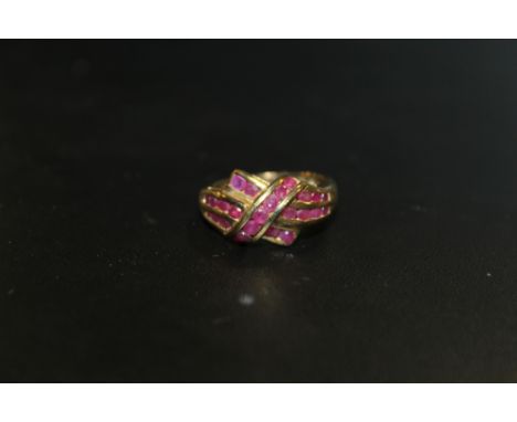 A 9 CARAT GOLD RUBY SET CROSSOVER RING, RING SIZE M APPROX WEIGHT 3.2G