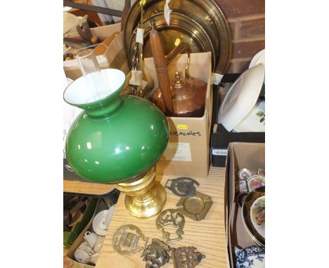 A BOX OF METALWARE TO INCLUDE A COPPER KETTLE, TOGETHER WITH A VINTAGE OIL LAMP ETC