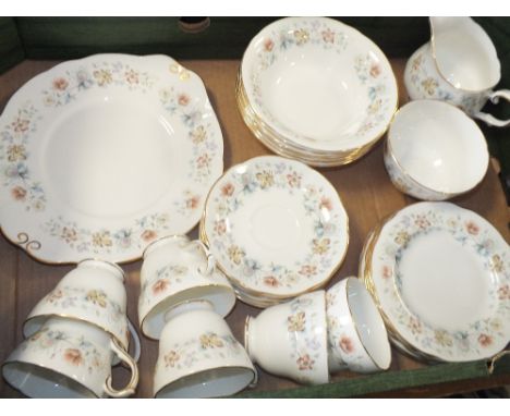 A TRAY OF DUCHESS EVELYN CHINA 