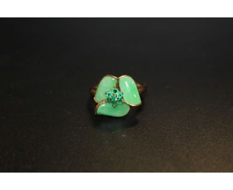 A 9 CARAT GOLD JADE STYLE STONE SET RING APPROX WEIGHT Q APPROX WEIGHT 4.4G