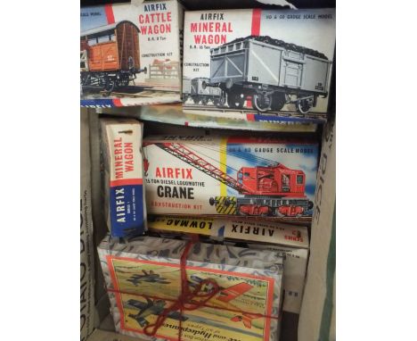 A COLLECTION OF BOXED VINTAGE AIRFIX MODELS - CONTENTS NOT CHECKED