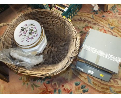 A WICKER BASKET OF SPODE &amp; WEDGWOOD COLLECTORS PLATES ETC