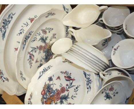 THREE TRAYS OF WEDGWOOD WILLIAMSBURG POT POURRI CHINA TO INCLUDE GRADUATING PLATTERS, TUREENS, CUPS AND SAUCERS ETC