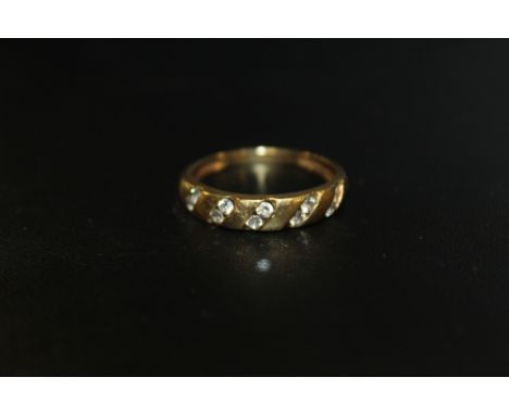 AN 18 CARAT GOLD TEN STONE DRESS RING (MINUS ONE STONE) SIZE - Q APPROX WEIGHT - 2.8G 