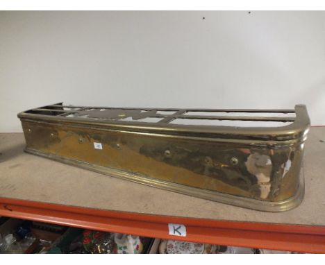 A VINTAGE BRASS CURVED FIRE FENDER LENGTH - 123CM 