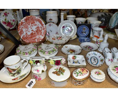 A GROUP OF CERAMIC GIFTWARES ETC, to include three Royal Crown Derby 'Red Aves' cereal bowls, a Poole pottery Blue Cockerel b