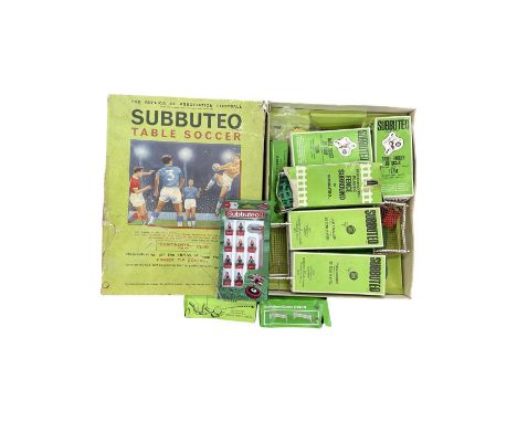 A mixed lot of vintage Subbuteo players, accessories etc