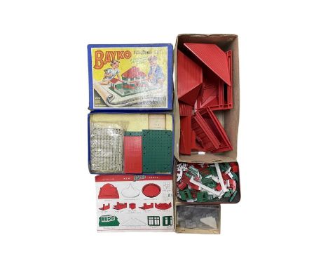A mixed lot of vintage Bayko, to include a boxed building set.