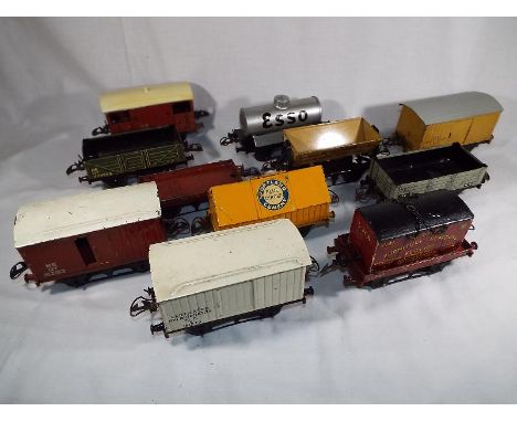 Model Railways - 11 Hornby tinplate 0 gauge goods rolling stock, good to excellent