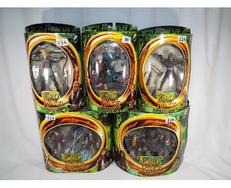 Lord of the Rings - a collection of 5 Lord of the Rings The Fellowship of the Ring figures to include Travelling Bilbo, Legol