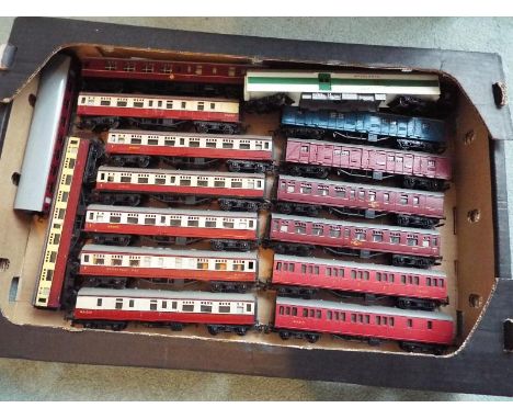 Model railways - seventeen OO gauge passenger carriages