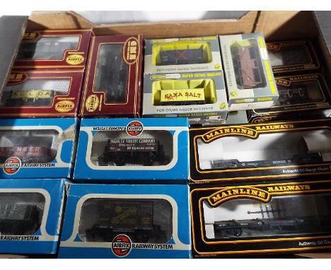 Model railways - 23 OO gauge goods wagons and similar comprisinf five Wrenn, fourteen Airfix and four Mainline, boxed, excell