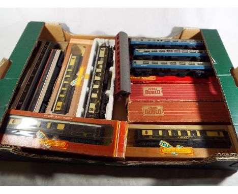 Model Railways - a collection of OO gauge passenger carriages to include four Hornby Pullmans with fitted interiors, boxed, t