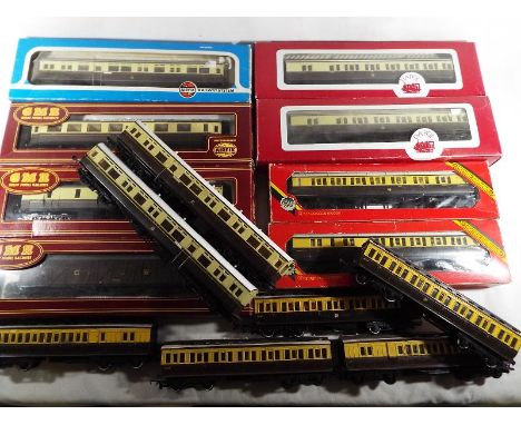 Model railways - fifteen OO gauge GWR passenger carriages to include Hornby, Dapol and Airfix, part boxed, good+ to ex