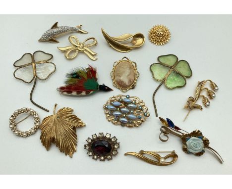 15 vintage brooches and scarf clips to include stone, faux pearl and shell set. In varying designs and sizes. 